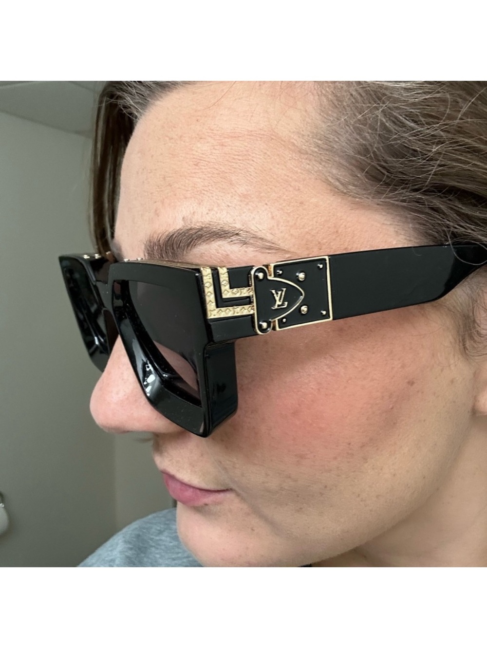 Louis Vuitton Black Sunglasses with Gold Detail
Millionaire - Picture 8 of 8